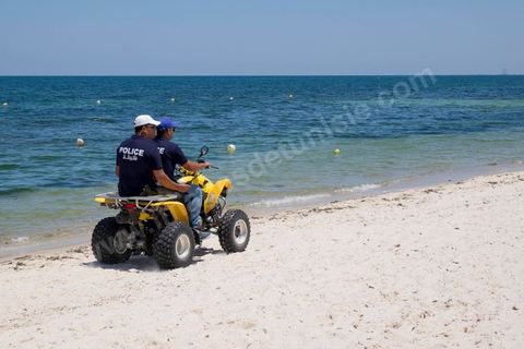 27 juin 2015 : Patrouille de police le long des plages. Au lendemain de l'attaque terroriste de Sousse qui a fait 39 morts dans un Hotel de la zone touristique de Port El Kantaoui.