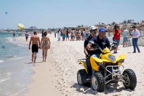 27 juin 2015 : Patrouille de police le long des plages. Au lendemain de l'attaque terroriste de Sousse qui a fait 39 morts dans un Hotel de la zone touristique de Port El Kantaoui.