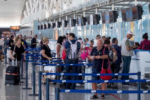 27 juin 2015 : A l'aéroport d'Enfidha les touristes affluent pour des départs anticipés suit à l'attaque terroriste. Au lendemain de l'attaque terroriste de Sousse qui a fait 39 morts dans un Hotel de la zone touristique de Port El Kantaoui.