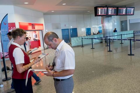 27 juin 2015 : A l'aéroport d'Enfidha, les agents des TO check les quelques arrivées de touristes du jour. Au lendemain de l'attaque terroriste de Sousse qui a fait 39 morts dans un Hotel de la zone touristique de Port El Kantaoui.