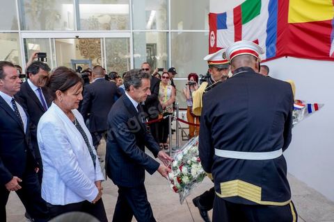 20 juillet 2015 : Depot d'une gerbe devant musée du Bardo lieu de l'attaque terroriste du 18 mars. Visite de Nicolas Sarkozy en Tunisie à titre de Président du Pparti Les Républicains.