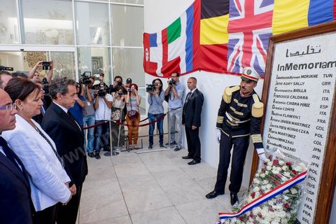 20 juillet 2015 : Depot d'une gerbe devant musée du Bardo lieu de l'attaque terroriste du 18 mars. Visite de Nicolas Sarkozy en Tunisie à titre de Président du Pparti Les Républicains.