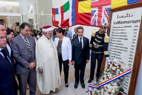 20 juillet 2015 : Depot d'une gerbe devant musée du Bardo lieu de l'attaque terroriste du 18 mars. Visite de Nicolas Sarkozy en Tunisie à titre de Président du Pparti Les Républicains.