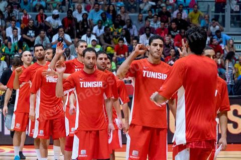23 août 2015 : Présentation de l'équipe de la Tunisie lors du dernier match de poule de la Tunisie contre le Nigéria lors de l'AfroBasket Tunisia 2015. Victoire de la Tunisie (70-59) et finie première de son groupe.