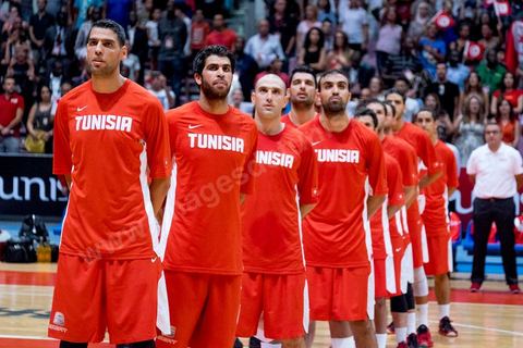 23 août 2015 : Présentation de l'équipe de la Tunisie lors du dernier match de poule de la Tunisie contre le Nigéria lors de l'AfroBasket Tunisia 2015. Victoire de la Tunisie (70-59) et finie première de son groupe.