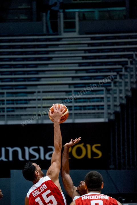 23 août 2015 : Salah Mejri, la fameux n°15 de la Tunisie domine de ses 2,17m le jeu, il vient d'être recuté par les Mavericks de Dallas et devient le premier joueur arabe en NBA. Dernier match de poule de la Tunisie contre le Nigéria lors de l'AfroBasket Tunisia 2015. Victoire de la Tunisie (70-59) et finie première de son groupe.