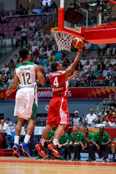 23 août 2015 : Omar Abada au panier lors du dernier match de poule de la Tunisie contre le Nigéria lors de l'AfroBasket Tunisia 2015. Victoire de la Tunisie (70-59) et finie première de son groupe.