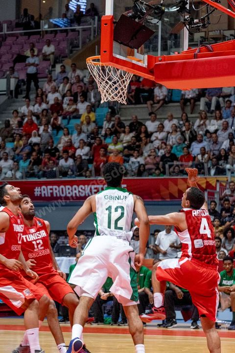 23 août 2015 : Omar Abada au panier lors du dernier match de poule de la Tunisie contre le Nigéria lors de l'AfroBasket Tunisia 2015. Victoire de la Tunisie (70-59) et finie première de son groupe.
