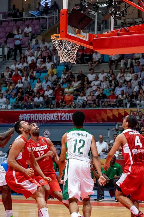 23 août 2015 : Omar Abada au panier lors du dernier match de poule de la Tunisie contre le Nigéria lors de l'AfroBasket Tunisia 2015. Victoire de la Tunisie (70-59) et finie première de son groupe.