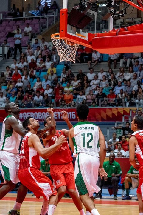 23 août 2015 : Omar Abada au panier lors du dernier match de poule de la Tunisie contre le Nigéria lors de l'AfroBasket Tunisia 2015. Victoire de la Tunisie (70-59) et finie première de son groupe.