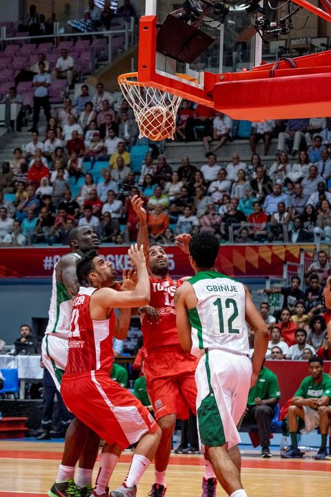 23 août 2015 : Omar Abada au panier lors du dernier match de poule de la Tunisie contre le Nigéria lors de l'AfroBasket Tunisia 2015. Victoire de la Tunisie (70-59) et finie première de son groupe.
