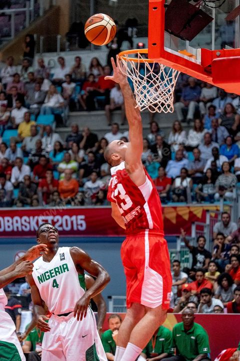 23 août 2015 : Amine Rzig au panier lors du dernier dernier match de poule de la Tunisie contre le Nigéria lors de l'AfroBasket Tunisia 2015. Victoire de la Tunisie (70-59) et finie première de son groupe.