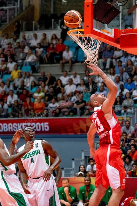 23 août 2015 : Amine Rzig au panier lors du dernier dernier match de poule de la Tunisie contre le Nigéria lors de l'AfroBasket Tunisia 2015. Victoire de la Tunisie (70-59) et finie première de son groupe.
