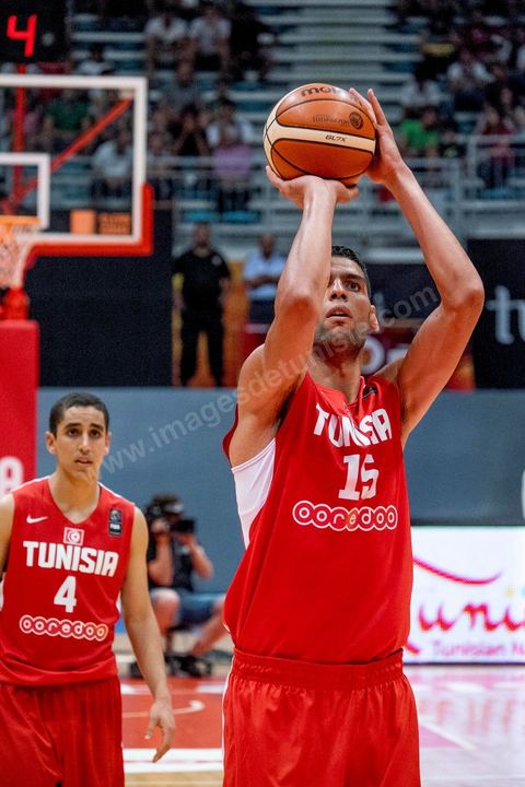 23 août 2015 : Salah Mejri, la fameux n°15 de la Tunisie domine de ses 2,17m le jeu, il vient d'être recuté par les Mavericks de Dallas et devient le premier joueur arabe en NBA. Dernier match de poule de la Tunisie contre le Nigéria lors de l'AfroBasket Tunisia 2015. Victoire de la Tunisie (70-59) et finie première de son groupe.