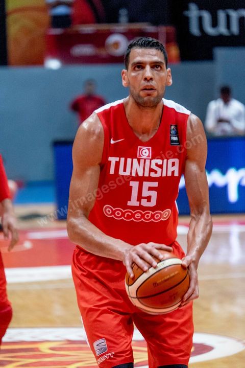 23 août 2015 : Salah Mejri, la fameux n°15 de la Tunisie domine de ses 2,17m le jeu, il vient d'être recuté par les Mavericks de Dallas et devient le premier joueur arabe en NBA. Dernier match de poule de la Tunisie contre le Nigéria lors de l'AfroBasket Tunisia 2015. Victoire de la Tunisie (70-59) et finie première de son groupe.