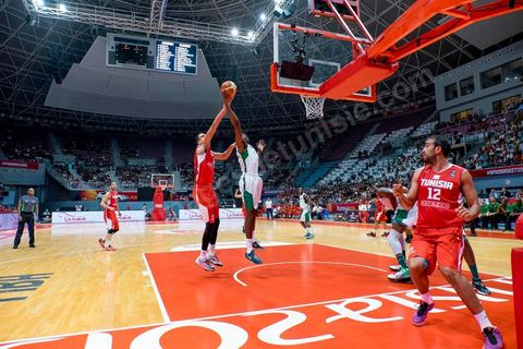 23 août 2015 : Salah Mejri, la fameux n°15 de la Tunisie domine de ses 2,17m le jeu, il vient d'être recuté par les Mavericks de Dallas et devient le premier joueur arabe en NBA. Dernier match de poule de la Tunisie contre le Nigéria lors de l'AfroBasket Tunisia 2015. Victoire de la Tunisie (70-59) et finie première de son groupe.