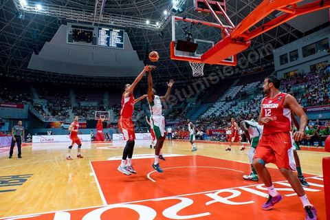 23 août 2015 : Salah Mejri, la fameux n°15 de la Tunisie domine de ses 2,17m le jeu, il vient d'être recuté par les Mavericks de Dallas et devient le premier joueur arabe en NBA. Dernier match de poule de la Tunisie contre le Nigéria lors de l'AfroBasket Tunisia 2015. Victoire de la Tunisie (70-59) et finie première de son groupe.