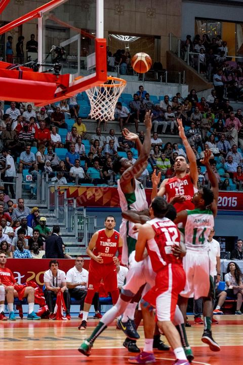 23 août 2015 : Salah Mejri, la fameux n°15 de la Tunisie domine de ses 2,17m le jeu, il vient d'être recuté par les Mavericks de Dallas et devient le premier joueur arabe en NBA. Dernier match de poule de la Tunisie contre le Nigéria lors de l'AfroBasket Tunisia 2015. Victoire de la Tunisie (70-59) et finie première de son groupe.