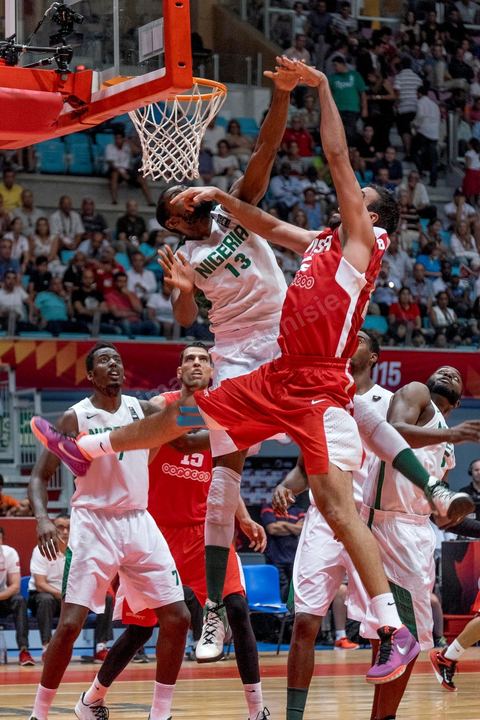 23 août 2015 : Makram Ben Romdhane au panier lors du dernier match de poule de la Tunisie contre le Nigéria lors de l'AfroBasket Tunisia 2015. Victoire de la Tunisie (70-59) et finie première de son groupe.