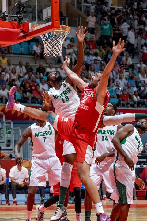 23 août 2015 : Makram Ben Romdhane au panier lors du dernier match de poule de la Tunisie contre le Nigéria lors de l'AfroBasket Tunisia 2015. Victoire de la Tunisie (70-59) et finie première de son groupe.