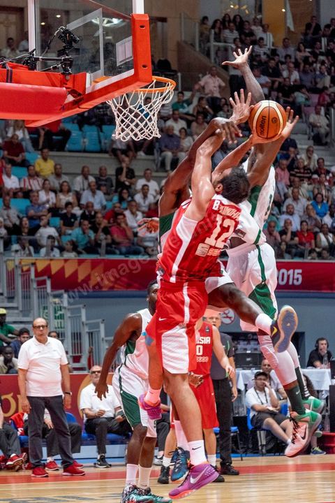 23 août 2015 : Makram Ben Romdhane au panier lors du dernier match de poule de la Tunisie contre le Nigéria lors de l'AfroBasket Tunisia 2015. Victoire de la Tunisie (70-59) et finie première de son groupe.