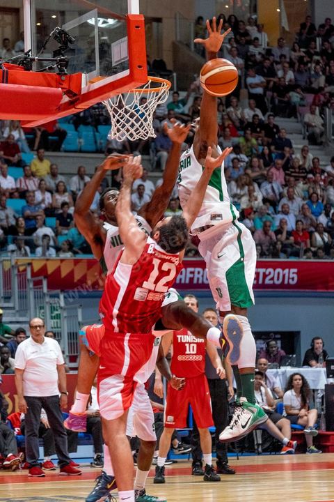 23 août 2015 : Makram Ben Romdhane au panier lors du dernier match de poule de la Tunisie contre le Nigéria lors de l'AfroBasket Tunisia 2015. Victoire de la Tunisie (70-59) et finie première de son groupe.