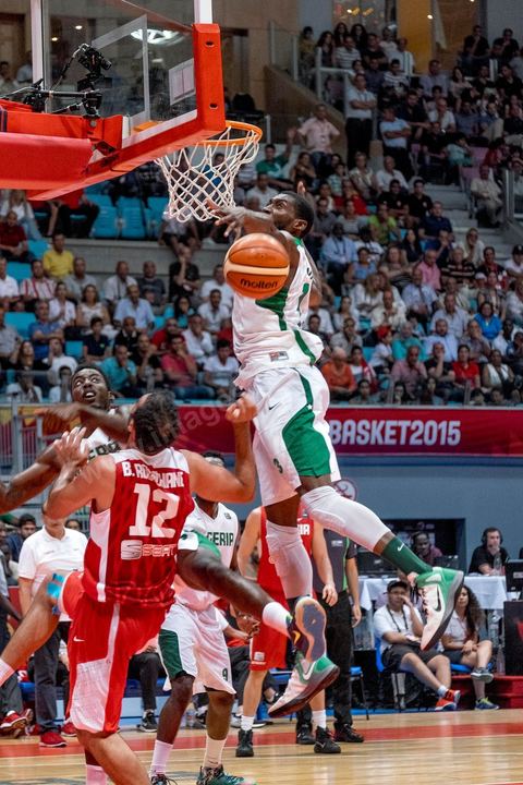 23 août 2015 : Makram Ben Romdhane au panier lors du dernier match de poule de la Tunisie contre le Nigéria lors de l'AfroBasket Tunisia 2015. Victoire de la Tunisie (70-59) et finie première de son groupe.