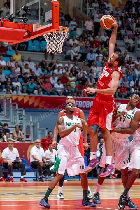 23 août 2015 : Makram Ben Romdhane au panier lors du dernier match de poule de la Tunisie contre le Nigéria lors de l'AfroBasket Tunisia 2015. Victoire de la Tunisie (70-59) et finie première de son groupe.