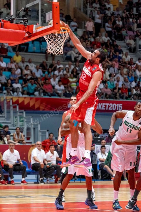 23 août 2015 : Makram Ben Romdhane au panier lors du dernier match de poule de la Tunisie contre le Nigéria lors de l'AfroBasket Tunisia 2015. Victoire de la Tunisie (70-59) et finie première de son groupe.