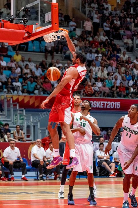 23 août 2015 : Makram Ben Romdhane au panier lors du dernier match de poule de la Tunisie contre le Nigéria lors de l'AfroBasket Tunisia 2015. Victoire de la Tunisie (70-59) et finie première de son groupe.