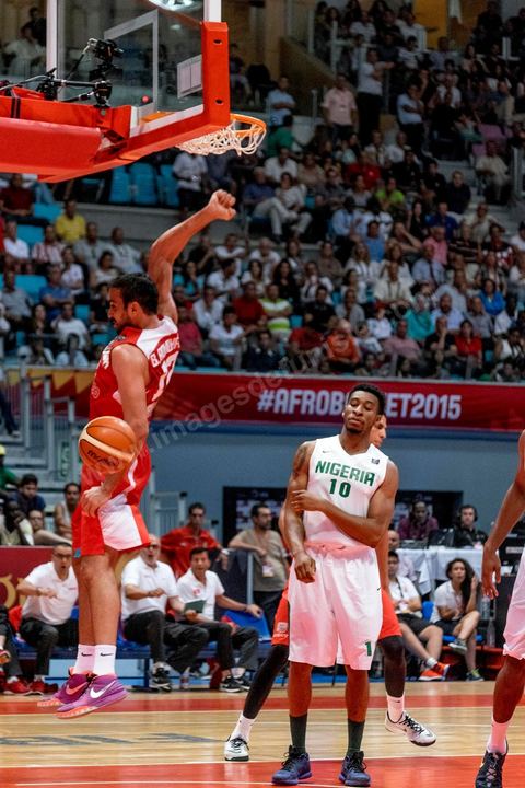 23 août 2015 : Makram Ben Romdhane au panier lors du dernier match de poule de la Tunisie contre le Nigéria lors de l'AfroBasket Tunisia 2015. Victoire de la Tunisie (70-59) et finie première de son groupe.