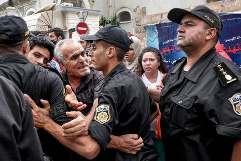 3 septembre 2015 : deuxième manifestation de la semaine contre le projet de loi sur la réconcialiation économique et contre les violences policières qui ont eu lieu deux jours avant contre ces manifestanst. A l'appel de l'UGET une cinquantaine de manifestants s'est réunie devant le théâtre municipal sur l'avenue Habib Bourguiba à Tunis. La police les a empêché de quitter la place pour cause d'interdiction de manifestation en cette période d'état d'urgence. Plusieeurs députés Front Populaire de l'ARP sont intervenus par des discours dont Ahmed Seddik, Nizar Ammami, Jilani Hammami et Mbarka Brahmi, femme du martyr Brahmi. 