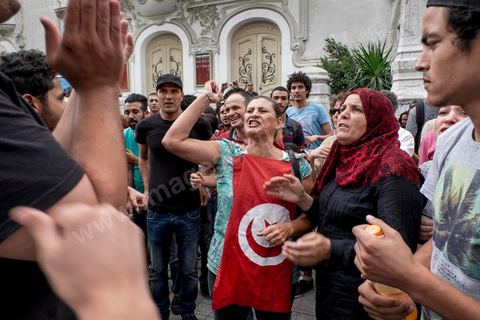 3 septembre 2015 : deuxième manifestation de la semaine contre le projet de loi sur la réconcialiation économique et contre les violences policières qui ont eu lieu deux jours avant contre ces manifestanst. A l'appel de l'UGET une cinquantaine de manifestants s'est réunie devant le théâtre municipal sur l'avenue Habib Bourguiba à Tunis. La police les a empêché de quitter la place pour cause d'interdiction de manifestation en cette période d'état d'urgence. Plusieeurs députés Front Populaire de l'ARP sont intervenus par des discours dont Ahmed Seddik, Nizar Ammami, Jilani Hammami et Mbarka Brahmi, femme du martyr Brahmi. 
