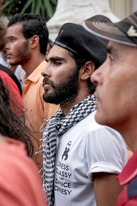 3 septembre 2015 : deuxième manifestation de la semaine contre le projet de loi sur la réconcialiation économique et contre les violences policières qui ont eu lieu deux jours avant contre ces manifestanst. A l'appel de l'UGET une cinquantaine de manifestants s'est réunie devant le théâtre municipal sur l'avenue Habib Bourguiba à Tunis. La police les a empêché de quitter la place pour cause d'interdiction de manifestation en cette période d'état d'urgence. Plusieeurs députés Front Populaire de l'ARP sont intervenus par des discours dont Ahmed Seddik, Nizar Ammami, Jilani Hammami et Mbarka Brahmi, femme du martyr Brahmi. 