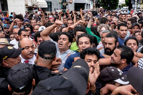 3 septembre 2015 : deuxième manifestation de la semaine contre le projet de loi sur la réconcialiation économique et contre les violences policières qui ont eu lieu deux jours avant contre ces manifestanst. A l'appel de l'UGET une cinquantaine de manifestants s'est réunie devant le théâtre municipal sur l'avenue Habib Bourguiba à Tunis. La police les a empêché de quitter la place pour cause d'interdiction de manifestation en cette période d'état d'urgence. Plusieeurs députés Front Populaire de l'ARP sont intervenus par des discours dont Ahmed Seddik, Nizar Ammami, Jilani Hammami et Mbarka Brahmi, femme du martyr Brahmi. 