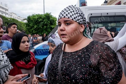 3 septembre 2015 : la fille du marty Brahmi à la deuxième manifestation de la semaine contre le projet de loi sur la réconcialiation économique et contre les violences policières qui ont eu lieu deux jours avant contre ces manifestanst. A l'appel de l'UGET une cinquantaine de manifestants s'est réunie devant le théâtre municipal sur l'avenue Habib Bourguiba à Tunis. La police les a empêché de quitter la place pour cause d'interdiction de manifestation en cette période d'état d'urgence. Plusieeurs députés Front Populaire de l'ARP sont intervenus par des discours dont Ahmed Seddik, Nizar Ammami, Jilani Hammami et Mbarka Brahmi, femme du martyr Brahmi. 