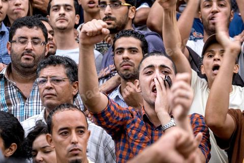 3 septembre 2015 : deuxième manifestation de la semaine contre le projet de loi sur la réconcialiation économique et contre les violences policières qui ont eu lieu deux jours avant contre ces manifestanst. A l'appel de l'UGET une cinquantaine de manifestants s'est réunie devant le théâtre municipal sur l'avenue Habib Bourguiba à Tunis. La police les a empêché de quitter la place pour cause d'interdiction de manifestation en cette période d'état d'urgence. Plusieeurs députés Front Populaire de l'ARP sont intervenus par des discours dont Ahmed Seddik, Nizar Ammami, Jilani Hammami et Mbarka Brahmi, femme du martyr Brahmi. 