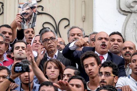 3 septembre 2015 : les députés Front Populaire Ahmed Seddik, Nizar Ammami, Jilani Hammami et Mbarka Brahmi à la deuxième manifestation de la semaine contre le projet de loi sur la réconcialiation économique et contre les violences policières qui ont eu lieu deux jours avant contre ces manifestanst. A l'appel de l'UGET une cinquantaine de manifestants s'est réunie devant le théâtre municipal sur l'avenue Habib Bourguiba à Tunis. La police les a empêché de quitter la place pour cause d'interdiction de manifestation en cette période d'état d'urgence. Plusieeurs députés Front Populaire de l'ARP sont intervenus par des discours dont Ahmed Seddik, Nizar Ammami, Jilani Hammami et Mbarka Brahmi, femme du martyr Brahmi. 