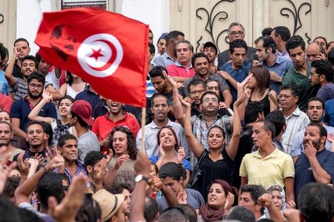3 septembre 2015 : deuxième manifestation de la semaine contre le projet de loi sur la réconcialiation économique et contre les violences policières qui ont eu lieu deux jours avant contre ces manifestanst. A l'appel de l'UGET une cinquantaine de manifestants s'est réunie devant le théâtre municipal sur l'avenue Habib Bourguiba à Tunis. La police les a empêché de quitter la place pour cause d'interdiction de manifestation en cette période d'état d'urgence. Plusieeurs députés Front Populaire de l'ARP sont intervenus par des discours dont Ahmed Seddik, Nizar Ammami, Jilani Hammami et Mbarka Brahmi, femme du martyr Brahmi. 