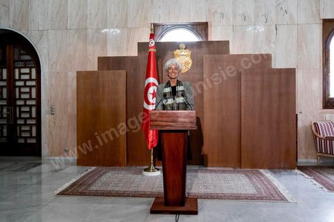 8 septembre 2015 : Déclaration de presse au Palais de Carthage. Visite de deux jours à Tunis de Christine Lagarde, directrice générale du Fonds monétaire international (FMI). Dans le cadre de sa seconde visite officielle en Tunisie, son dernier déplacement dans le pays remontait à 2012, elle s'est entretenue avec le président Beji Caïd Essebsi, le gouverneur de la Banque centrale Chedly Ayari, et le chef du gouvernement Habib Essid. Ses mots d'ordre : la confiance et les réformes dans un contexte difficile. Dasn cette emploi du temps chargé elle a souhaité visiter la medina de Tunis pour réaffirmer l'importance et la richesse du tourisme et une viiste au musée du Bardo pour déposer une gerbe en hommage aux victimes de l'attentat du 18 mars. 