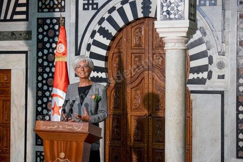 8 septembre 2015 : Déclaration presse de Chritine Lagarde au Premier Ministère.  Visite de deux jours à Tunis de Christine Lagarde, directrice générale du Fonds monétaire international (FMI). Dans le cadre de sa seconde visite officielle en Tunisie, son dernier déplacement dans le pays remontait à 2012, elle s'est entretenue avec le président Beji Caïd Essebsi, le gouverneur de la Banque centrale Chedly Ayari, et le chef du gouvernement Habib Essid. Ses mots d'ordre : la confiance et les réformes dans un contexte difficile. Dasn cette emploi du temps chargé elle a souhaité visiter la medina de Tunis pour réaffirmer l'importance et la richesse du tourisme et une viiste au musée du Bardo pour déposer une gerbe en hommage aux victimes de l'attentat du 18 mars. 