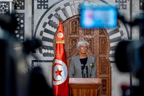 8 septembre 2015 : Déclaration presse de Chritine Lagarde au Premier Ministère.  Visite de deux jours à Tunis de Christine Lagarde, directrice générale du Fonds monétaire international (FMI). Dans le cadre de sa seconde visite officielle en Tunisie, son dernier déplacement dans le pays remontait à 2012, elle s'est entretenue avec le président Beji Caïd Essebsi, le gouverneur de la Banque centrale Chedly Ayari, et le chef du gouvernement Habib Essid. Ses mots d'ordre : la confiance et les réformes dans un contexte difficile. Dasn cette emploi du temps chargé elle a souhaité visiter la medina de Tunis pour réaffirmer l'importance et la richesse du tourisme et une viiste au musée du Bardo pour déposer une gerbe en hommage aux victimes de l'attentat du 18 mars. 