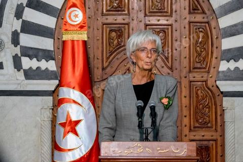 8 septembre 2015 : Déclaration presse de Chritine Lagarde au Premier Ministère.  Visite de deux jours à Tunis de Christine Lagarde, directrice générale du Fonds monétaire international (FMI). Dans le cadre de sa seconde visite officielle en Tunisie, son dernier déplacement dans le pays remontait à 2012, elle s'est entretenue avec le président Beji Caïd Essebsi, le gouverneur de la Banque centrale Chedly Ayari, et le chef du gouvernement Habib Essid. Ses mots d'ordre : la confiance et les réformes dans un contexte difficile. Dasn cette emploi du temps chargé elle a souhaité visiter la medina de Tunis pour réaffirmer l'importance et la richesse du tourisme et une viiste au musée du Bardo pour déposer une gerbe en hommage aux victimes de l'attentat du 18 mars. 