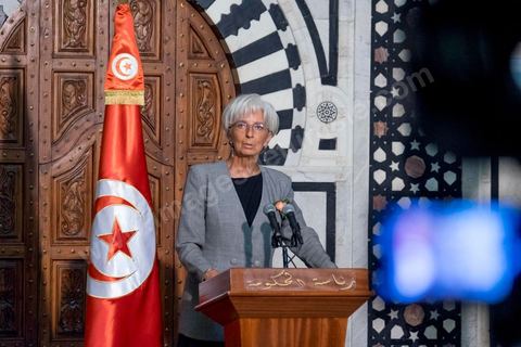 8 septembre 2015 : Déclaration presse de Chritine Lagarde au Premier Ministère.  Visite de deux jours à Tunis de Christine Lagarde, directrice générale du Fonds monétaire international (FMI). Dans le cadre de sa seconde visite officielle en Tunisie, son dernier déplacement dans le pays remontait à 2012, elle s'est entretenue avec le président Beji Caïd Essebsi, le gouverneur de la Banque centrale Chedly Ayari, et le chef du gouvernement Habib Essid. Ses mots d'ordre : la confiance et les réformes dans un contexte difficile. Dasn cette emploi du temps chargé elle a souhaité visiter la medina de Tunis pour réaffirmer l'importance et la richesse du tourisme et une viiste au musée du Bardo pour déposer une gerbe en hommage aux victimes de l'attentat du 18 mars. 