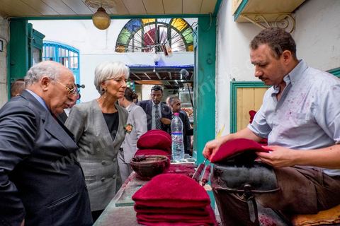 8 septembre 2015 : Visite de la medina de Tunis en compagnie de Cgedly Ayari, gouverneur de la Banque Centrale de Tunisie. Visite de deux jours à Tunis de Christine Lagarde, directrice générale du Fonds monétaire international (FMI). Dans le cadre de sa seconde visite officielle en Tunisie, son dernier déplacement dans le pays remontait à 2012, elle s'est entretenue avec le président Beji Caïd Essebsi, le gouverneur de la Banque centrale Chedly Ayari, et le chef du gouvernement Habib Essid. Ses mots d'ordre : la confiance et les réformes dans un contexte difficile. Dasn cette emploi du temps chargé elle a souhaité visiter la medina de Tunis pour réaffirmer l'importance et la richesse du tourisme et une viiste au musée du Bardo pour déposer une gerbe en hommage aux victimes de l'attentat du 18 mars. 