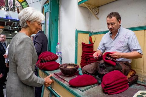 8 septembre 2015 : Visite de la medina de Tunis en compagnie de Cgedly Ayari, gouverneur de la Banque Centrale de Tunisie. Visite de deux jours à Tunis de Christine Lagarde, directrice générale du Fonds monétaire international (FMI). Dans le cadre de sa seconde visite officielle en Tunisie, son dernier déplacement dans le pays remontait à 2012, elle s'est entretenue avec le président Beji Caïd Essebsi, le gouverneur de la Banque centrale Chedly Ayari, et le chef du gouvernement Habib Essid. Ses mots d'ordre : la confiance et les réformes dans un contexte difficile. Dasn cette emploi du temps chargé elle a souhaité visiter la medina de Tunis pour réaffirmer l'importance et la richesse du tourisme et une viiste au musée du Bardo pour déposer une gerbe en hommage aux victimes de l'attentat du 18 mars. 