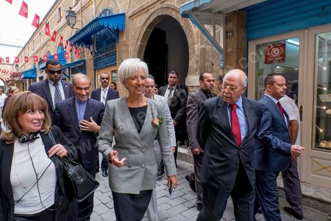 8 septembre 2015 : Visite de la medina de Tunis en compagnie de Cgedly Ayari, gouverneur de la Banque Centrale de Tunisie. Visite de deux jours à Tunis de Christine Lagarde, directrice générale du Fonds monétaire international (FMI). Dans le cadre de sa seconde visite officielle en Tunisie, son dernier déplacement dans le pays remontait à 2012, elle s'est entretenue avec le président Beji Caïd Essebsi, le gouverneur de la Banque centrale Chedly Ayari, et le chef du gouvernement Habib Essid. Ses mots d'ordre : la confiance et les réformes dans un contexte difficile. Dasn cette emploi du temps chargé elle a souhaité visiter la medina de Tunis pour réaffirmer l'importance et la richesse du tourisme et une viiste au musée du Bardo pour déposer une gerbe en hommage aux victimes de l'attentat du 18 mars. 