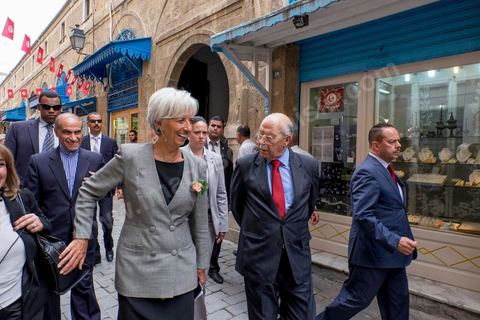 8 septembre 2015 : Visite de la medina de Tunis en compagnie de Cgedly Ayari, gouverneur de la Banque Centrale de Tunisie. Visite de deux jours à Tunis de Christine Lagarde, directrice générale du Fonds monétaire international (FMI). Dans le cadre de sa seconde visite officielle en Tunisie, son dernier déplacement dans le pays remontait à 2012, elle s'est entretenue avec le président Beji Caïd Essebsi, le gouverneur de la Banque centrale Chedly Ayari, et le chef du gouvernement Habib Essid. Ses mots d'ordre : la confiance et les réformes dans un contexte difficile. Dasn cette emploi du temps chargé elle a souhaité visiter la medina de Tunis pour réaffirmer l'importance et la richesse du tourisme et une viiste au musée du Bardo pour déposer une gerbe en hommage aux victimes de l'attentat du 18 mars. 