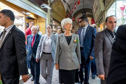 8 septembre 2015 : Visite de la medina de Tunis en compagnie de Cgedly Ayari, gouverneur de la Banque Centrale de Tunisie. Visite de deux jours à Tunis de Christine Lagarde, directrice générale du Fonds monétaire international (FMI). Dans le cadre de sa seconde visite officielle en Tunisie, son dernier déplacement dans le pays remontait à 2012, elle s'est entretenue avec le président Beji Caïd Essebsi, le gouverneur de la Banque centrale Chedly Ayari, et le chef du gouvernement Habib Essid. Ses mots d'ordre : la confiance et les réformes dans un contexte difficile. Dasn cette emploi du temps chargé elle a souhaité visiter la medina de Tunis pour réaffirmer l'importance et la richesse du tourisme et une viiste au musée du Bardo pour déposer une gerbe en hommage aux victimes de l'attentat du 18 mars. 