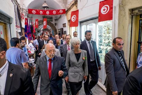 8 septembre 2015 : Visite de la medina de Tunis en compagnie de Cgedly Ayari, gouverneur de la Banque Centrale de Tunisie. Visite de deux jours à Tunis de Christine Lagarde, directrice générale du Fonds monétaire international (FMI). Dans le cadre de sa seconde visite officielle en Tunisie, son dernier déplacement dans le pays remontait à 2012, elle s'est entretenue avec le président Beji Caïd Essebsi, le gouverneur de la Banque centrale Chedly Ayari, et le chef du gouvernement Habib Essid. Ses mots d'ordre : la confiance et les réformes dans un contexte difficile. Dasn cette emploi du temps chargé elle a souhaité visiter la medina de Tunis pour réaffirmer l'importance et la richesse du tourisme et une viiste au musée du Bardo pour déposer une gerbe en hommage aux victimes de l'attentat du 18 mars. 